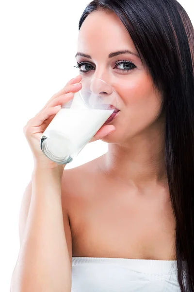 Hermosa mujer bebiendo cóctel de leche — Foto de Stock