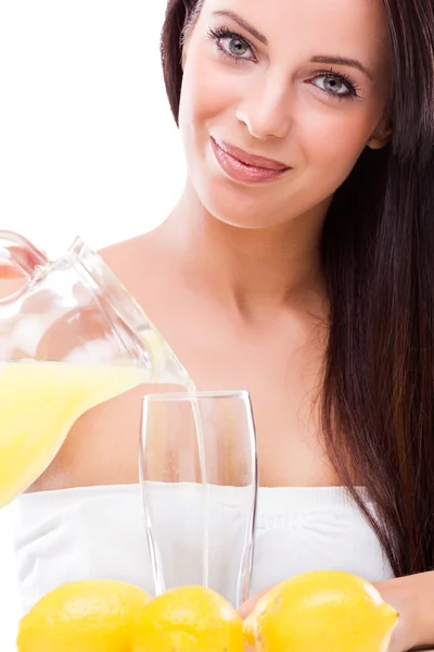 Женщина наливает лимонный сок — стоковое фото
