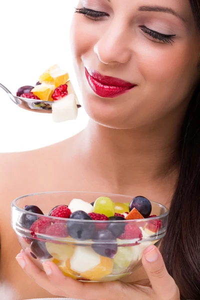 Mulher comendo salada de frutas — Fotografia de Stock