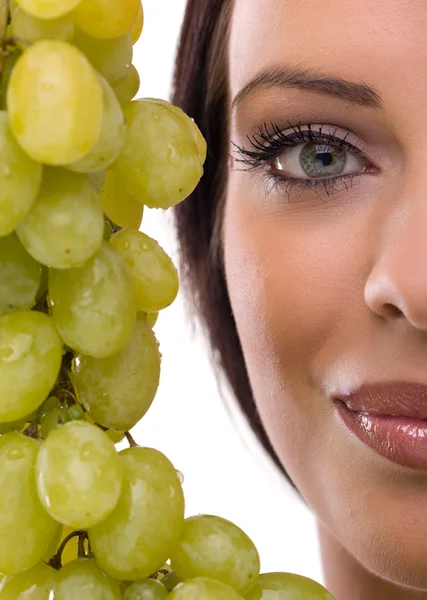 Giovane donna e uva fresca — Foto Stock