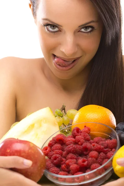 Sexy jeune femme tenant une assiette de fruits — Photo