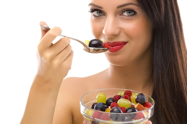 Mujer comiendo ensalada de frutas — Foto de Stock