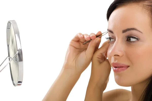 Mujer depilando en las cejas — Foto de Stock