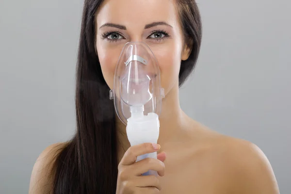 Vrouw houden inhale masker — Stockfoto