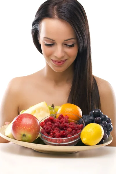 Piękna młoda kobieta trzymając płytkę ze świeżych owoców — Zdjęcie stockowe