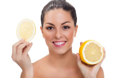 yarım limon ile genç güzel kadın