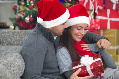 genç bir çift kutlamak Noel gecesi