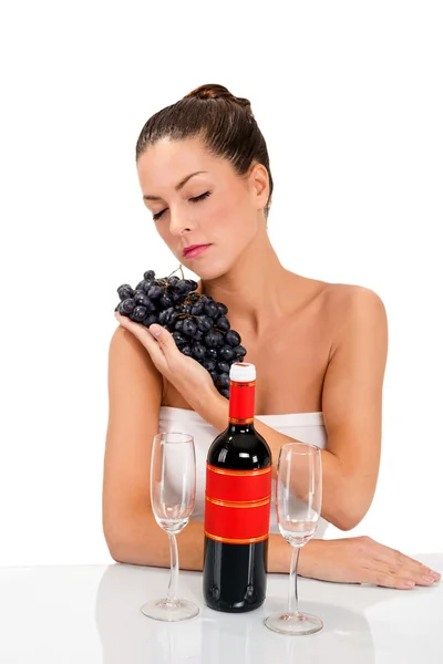 Ung kvinna och färska druvor — Stockfoto