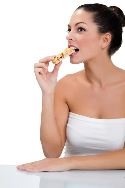 Mujer comiendo barra de caramelo macrobiótico — Foto de Stock