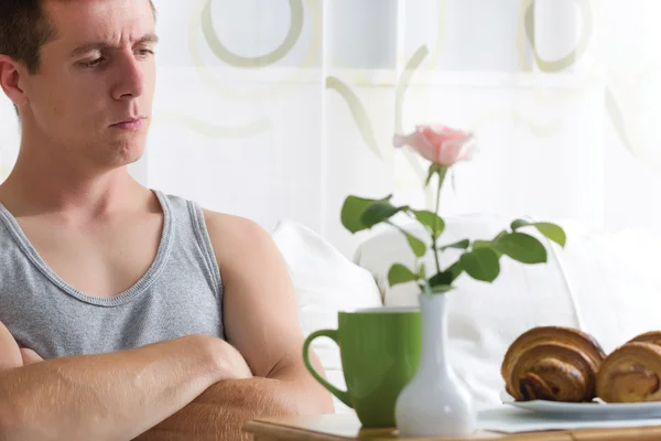 Hombre enojado en la cama esperando — Foto de Stock