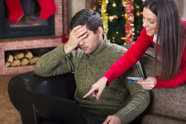 Full kostnader på julafton, par på julnatten — Stockfoto