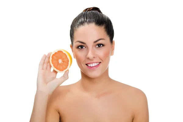 Sorrindo mulher segurando laranja fatia — Fotografia de Stock