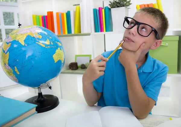 Jongen bestuderen over de wereld, en de thinkig iets — Stockfoto