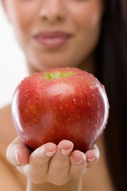 taze kırmızı elma, elma seçici odak tutan kadın