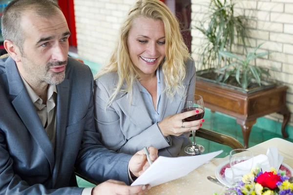 Director explains and shows on paper, focus on woman — Stock Photo, Image