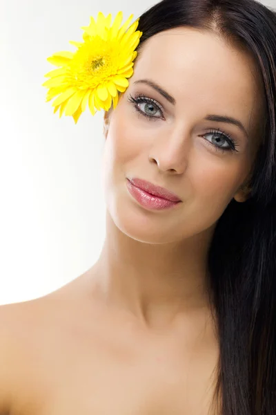 黄色的花在头发的漂亮 youngl 女人 — 图库照片