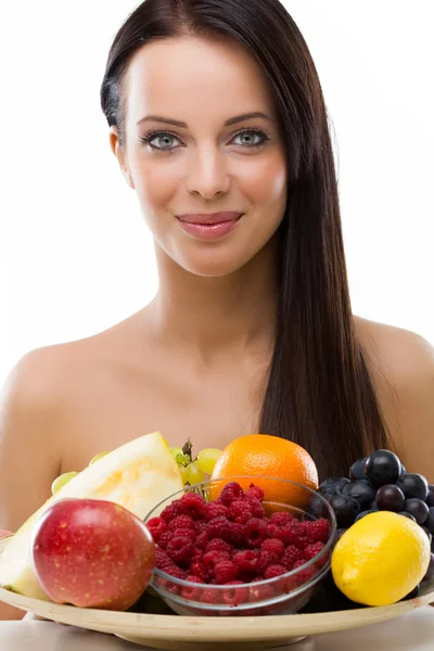 Hermosa joven sosteniendo un plato con fruta fresca — Foto de Stock