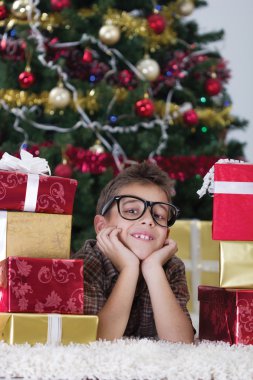 mutlu küçük çocuğa Noel ağacı