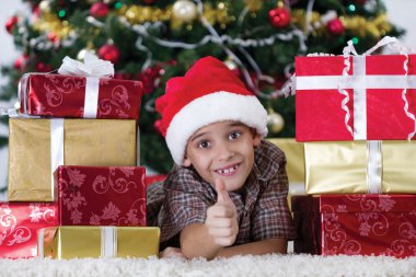 mutlu küçük çocuğa Noel ağacı