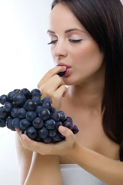 Mulher bonita comendo uvas frescas — Fotografia de Stock