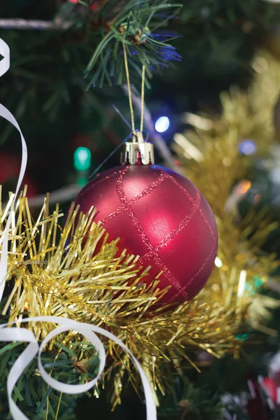 Vánoční strom a světla — Stock fotografie