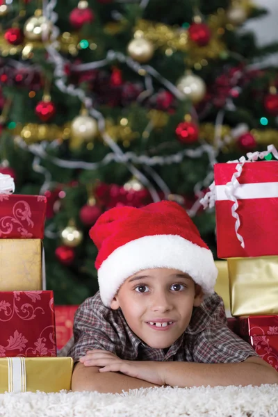 Criança na noite de Natal — Fotografia de Stock