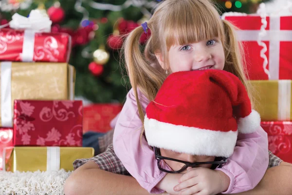 Irmã abraçar menino na noite de Natal — Fotografia de Stock