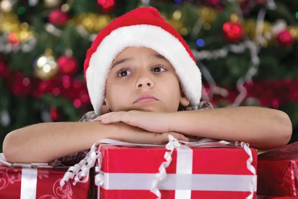 Lindo chico caucásico soñando con regalos en Navidad — Foto de Stock