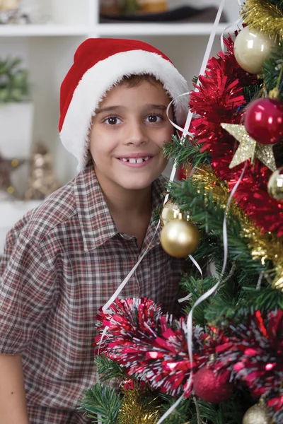 Αγόρι που στέκεται δίπλα το χριστουγεννιάτικο δέντρο — Φωτογραφία Αρχείου