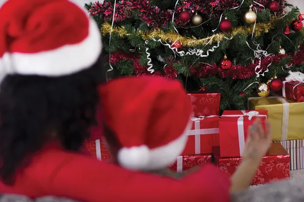 Moeder en zoon omhelzen, schot kijken naar de kerstboom, van — Stockfoto