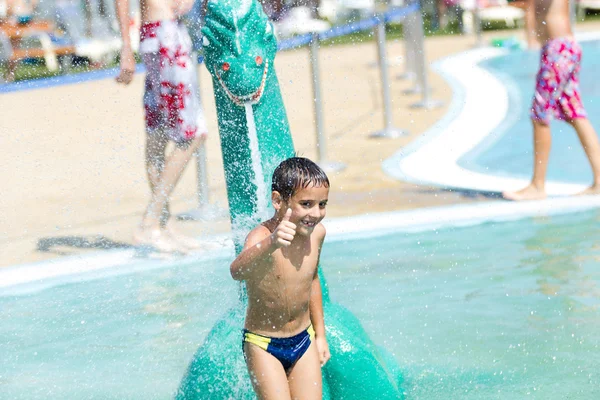 Un ragazzo in parco acquatico — Foto Stock