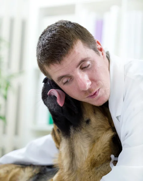 Veterinário abraçando cão — Fotografia de Stock