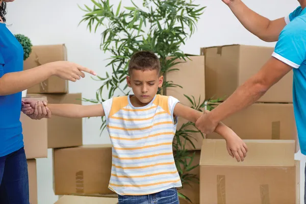 Chico triste mientras los padres se pelean en un nuevo hogar — Foto de Stock