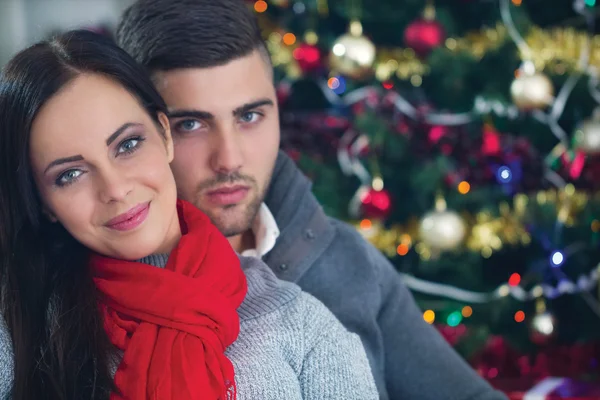 Casal feliz na noite de Natal — Fotografia de Stock