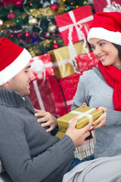 若いカップルを祝うクリスマスの夜 ストックフォト