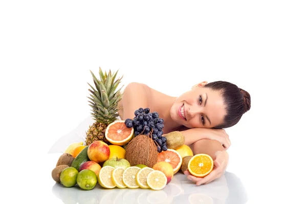 Hermosa mujer y fruta fresca, concepto de vida saludable — Foto de Stock