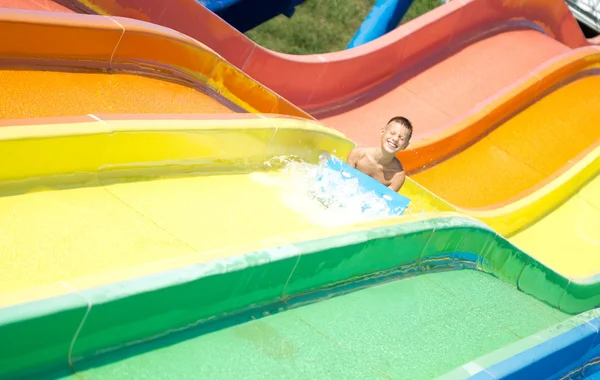 Child having fun in aqua park — Zdjęcie stockowe