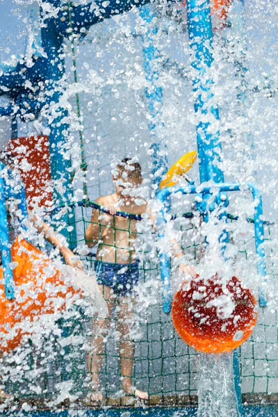 Child having fun in aqua park — Stockfoto