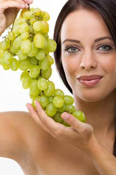 Hermosa mujer joven y uvas frescas — Foto de Stock