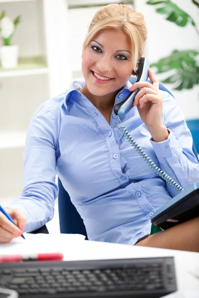 Mooi en zeer sexy secretaris werken in office — Stockfoto