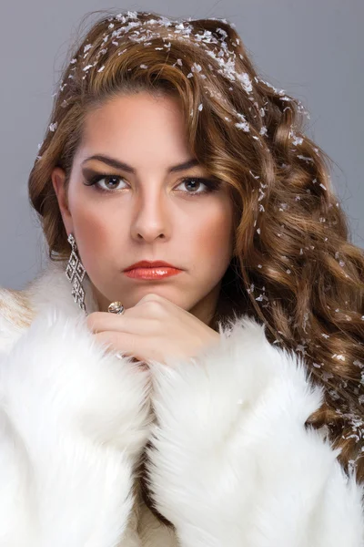 Красивая молодая женщина со снегом в волосах — стоковое фото