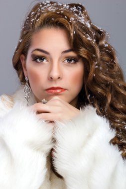 güzel esmer modeli ile uzun saçlı portre