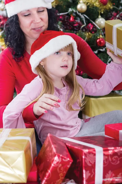 Mother and her daughter with cristmas presents — Stock Photo, Image