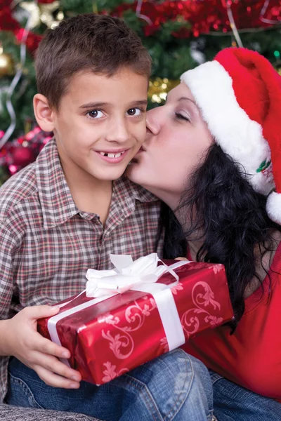 Gelukkige familie op kerstnacht — Stockfoto