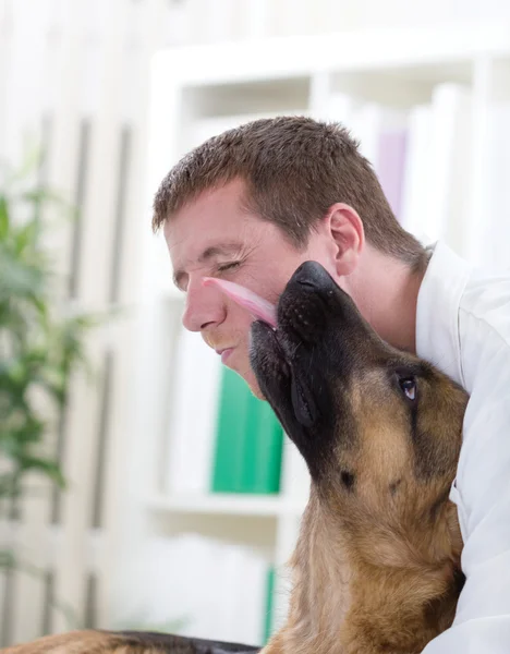 Veterinarian hugging dog — Stock Photo, Image