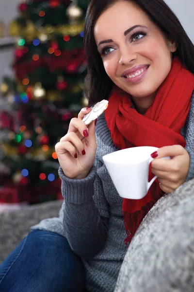 Women in Christmas night eating cocoies, in the background Chris — Stock Photo, Image