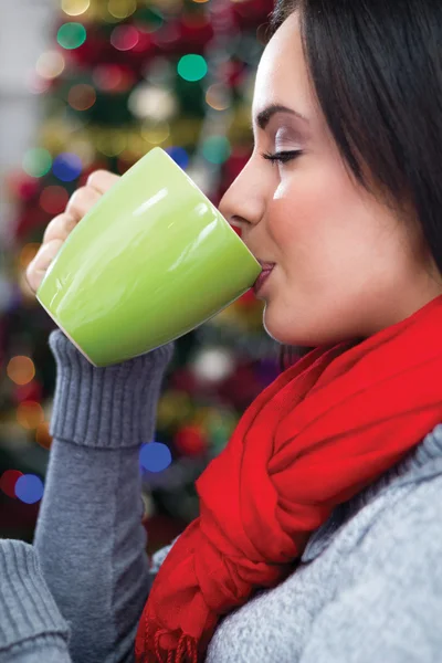 Γυναίκες σε Χριστούγεννα νύχτα πίνοντας ζεστό τσάι, στο παρασκήνιο ΧΡ — Φωτογραφία Αρχείου