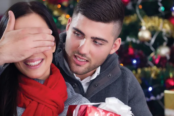 Una joven pareja celebra la noche de Navidad —  Fotos de Stock