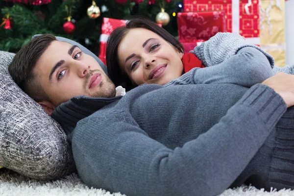 Vackra par på julnatten — Stockfoto