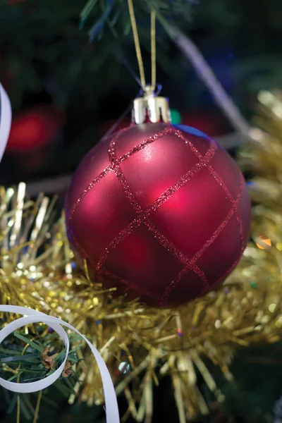 Bola roja de Navidad — Foto de Stock